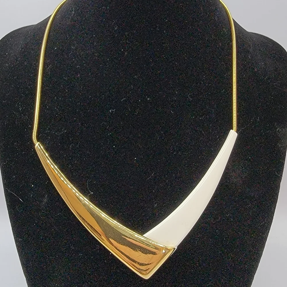 Crown Trifari Goldtone White Enamel Collar Necklace - Picture 1 of 5